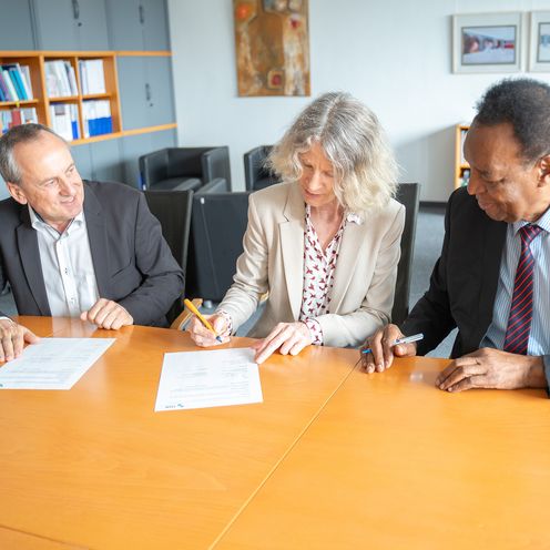 HSB-Rektor Prof. Dr. Konrad Wolf, Prof. Dr. Babette M&uuml;ller-Rockstroh und Prof. Costa Ricky Mahalu der St.-Augustinus-Universit&auml;t Tansania unterschreiben ein Memorandum of Understanding 