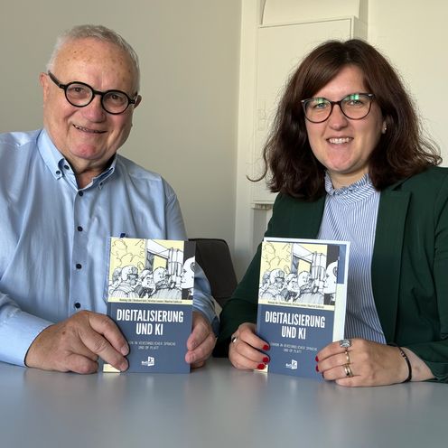 Das Bild zeigt Honorarprofessor Henning L&uuml;hr und Prof. Dr. Kristina Lemmer mit ihrem neu ver&ouml;ffentlichten Buch.