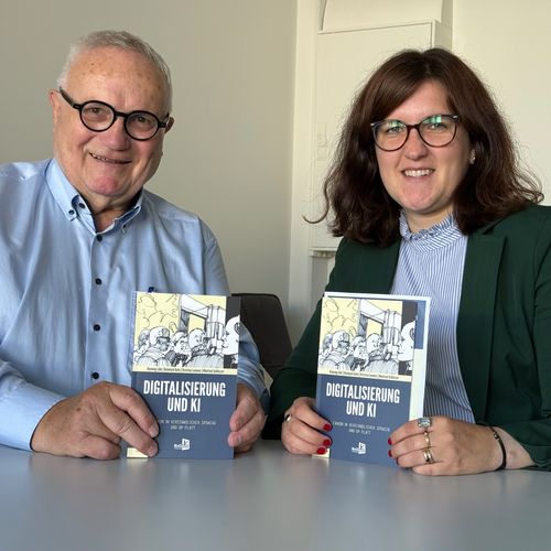 Das Bild zeigt Honorarprofessor Henning L&uuml;hr und Prof. Dr. Kristina Lemmer mit ihrem neu ver&ouml;ffentlichten Buch.