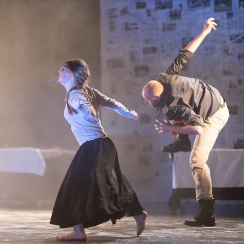 Zwei Frauen und ein Mann bei einer Performance des Theaterst&uuml;cks Krieg & Frieden auf der B&uuml;hne.