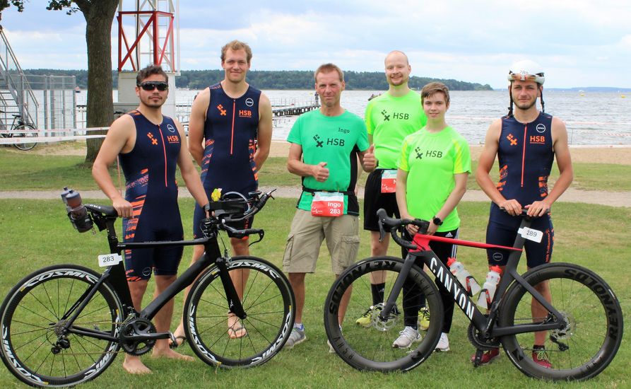 Mitglieder der HSB TriRunners posieren mit ihren Rennrädern beim Müritz-Triathlon 2021.