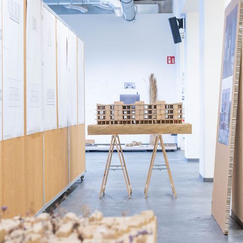 Architektonische Modelle und Pl&auml;ne sind in einem Flur ausgestellt und aufgegangen. 