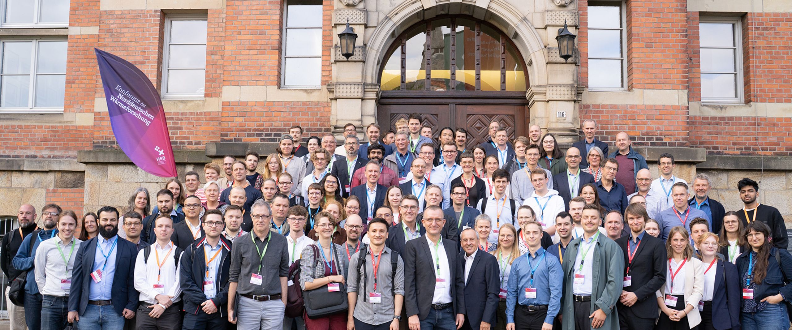 Gruppenfoto der Teilnehmer:innen der 3. Konferenz der Norddeutschen Wärmeforschung vor dem M-Gebäude der HSB