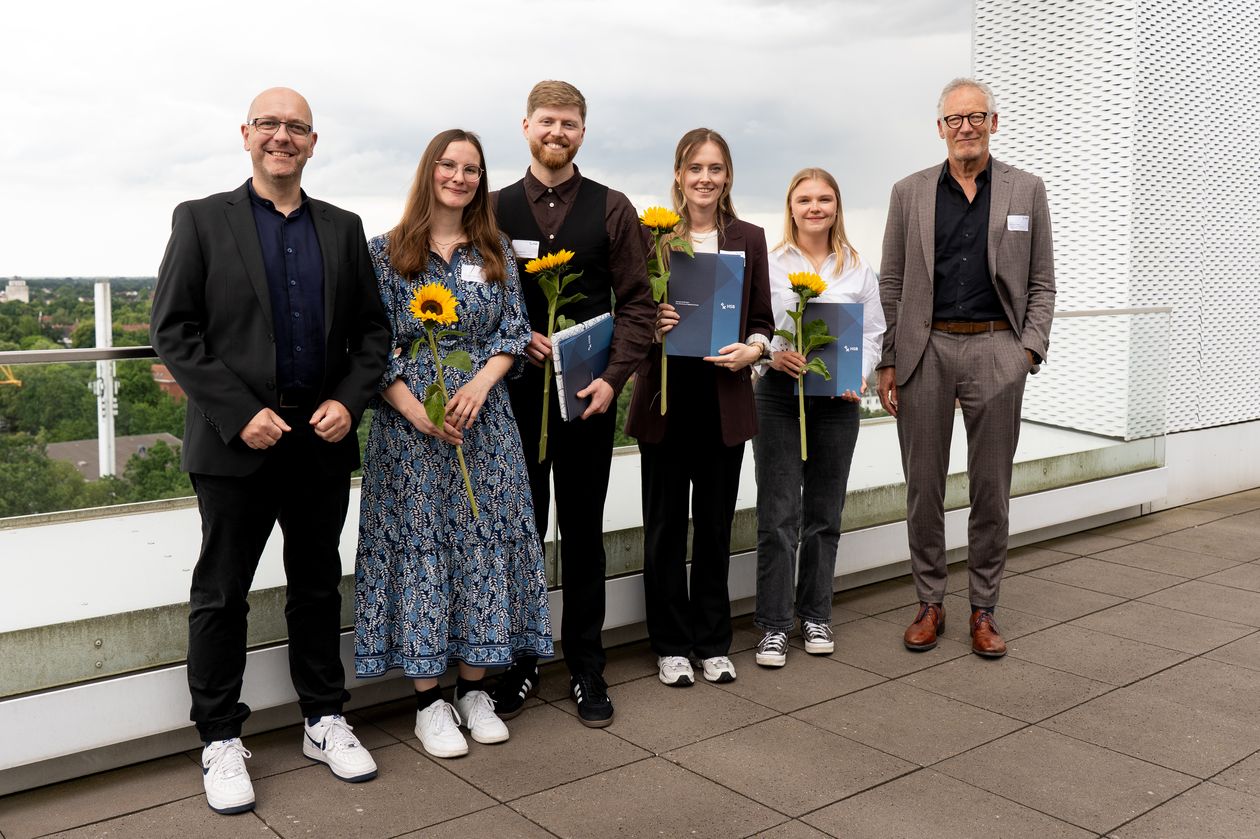 Olaf Bosenius (VBI, links außen) und Torsten Sasse (Präsident der Ingenieurkammer Bremen, rechts außen) mit den ausgezeichneten Preistäger:innen für die beste Studienleistung (von links): Annabell Plättner, Hauke Fritz Hinrichs, Lisa Klune und Friederike Waldeck. © HSB-Jessica Ammann