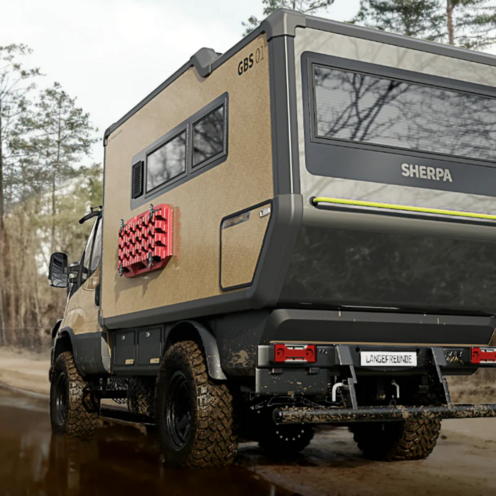 Gel&auml;ndefahrzeug f&auml;hrt auf einer Stra&szlig;e