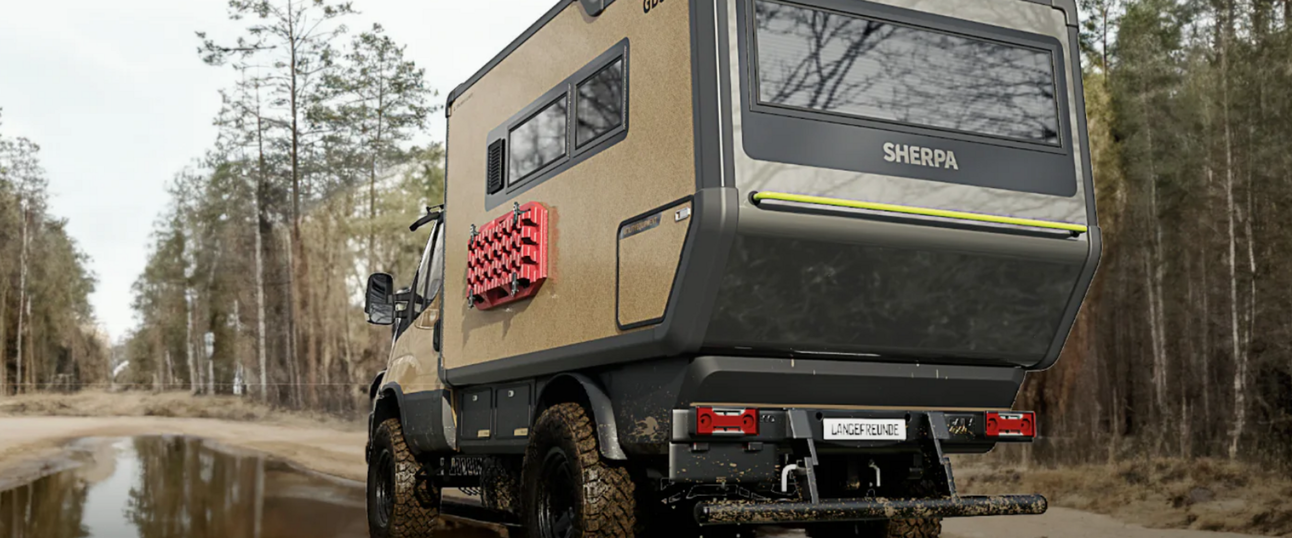 Gel&auml;ndefahrzeug f&auml;hrt auf einer Stra&szlig;e