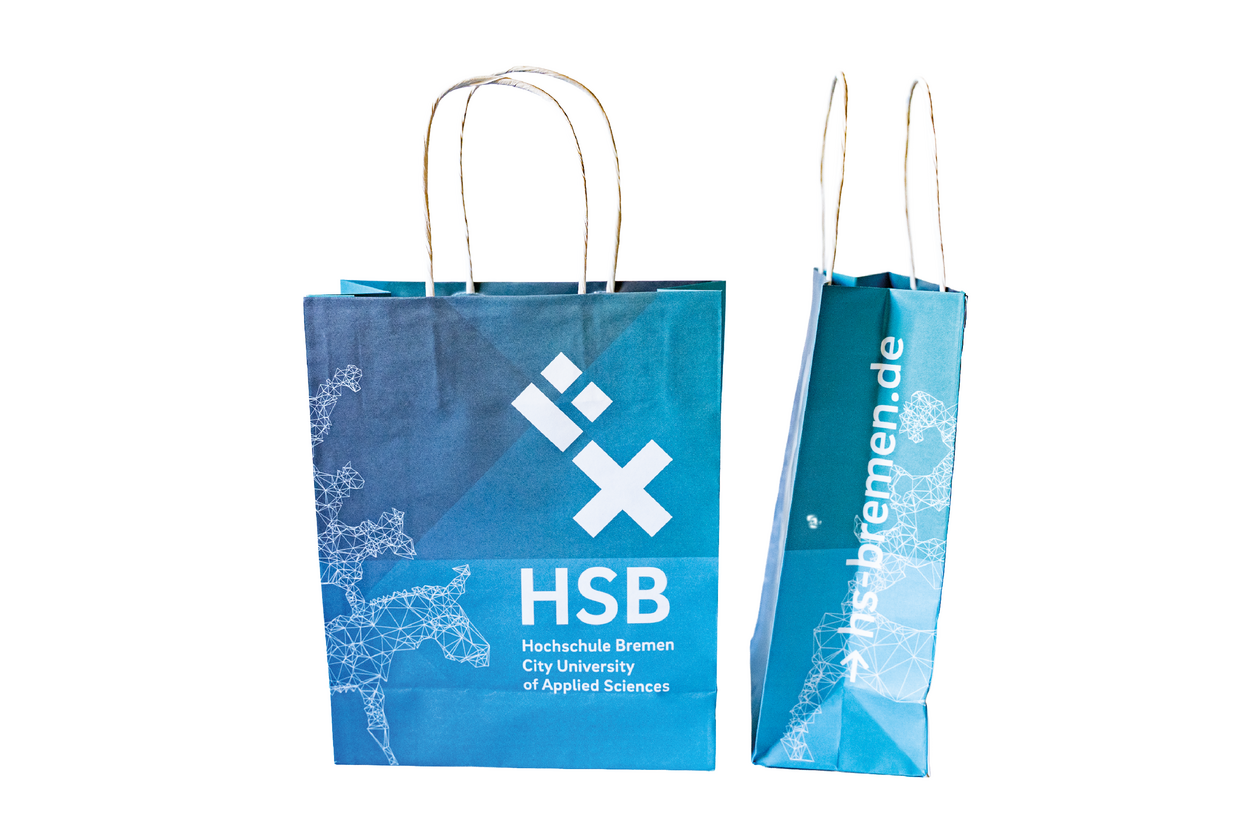 Auf dem Bild ist eine blaue Papiertasche mit HSB Logo und den Umrissen der Bremer Stadtmusikanten zusehen. 