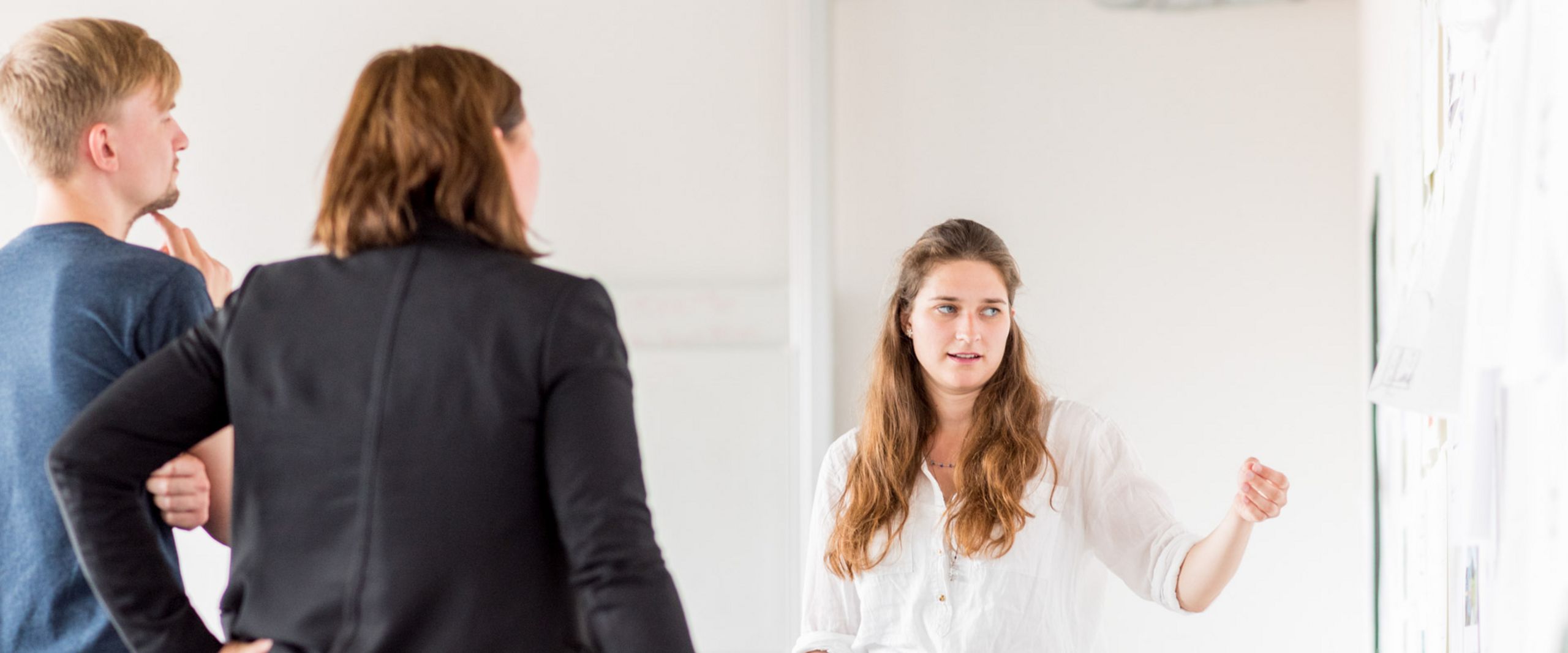 Eine Studentin präsentiert Prof. Andrea Dung und einem Kommilitonen ihre architektonischen Entwürfe. Eine Studentin präsentiert Prof. Andrea Dung und einem Kommilitonen ihre architektonischen Entwürfe.