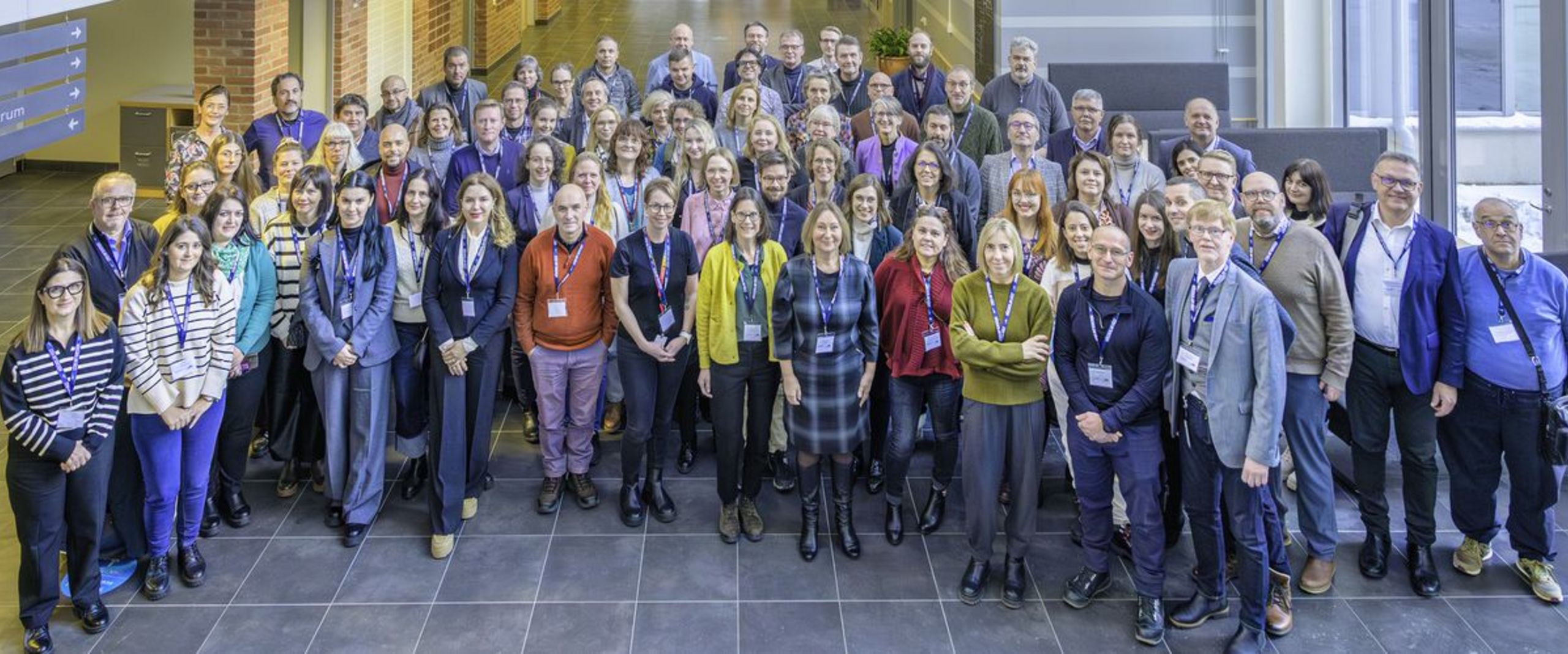 Gruppenfoto der Teilnehmenden am STARS EU Kick-Off in einem Foyer auf dem Campus der University West, Trollhättan (Schweden)