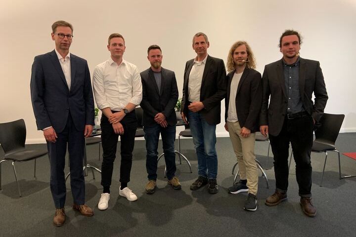 Gruppenfoto Veranstaltung CO2-Endlager Nordsee Gruppenfoto von 6 Männern, die in die Kamera blicken. Auf dem Foto von links: Klaus Söntgerath, Mirko Kruse, Christian Deusner, Reinhard Knof, Yannik Dzelzkalns (HSB, Moderation) und Tobias Eichner