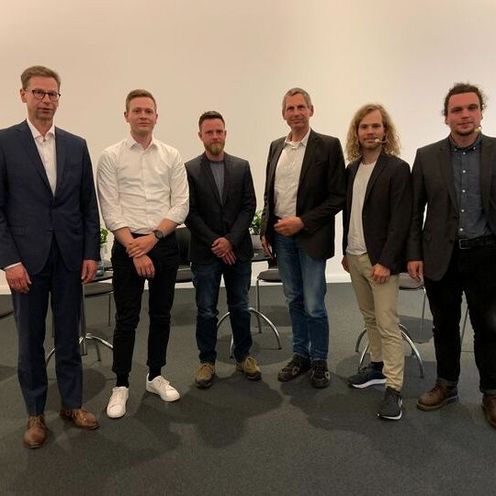 Gruppenfoto von 6 M&auml;nnern, die in die Kamera blicken. Auf dem Foto von links: Klaus S&ouml;ntgerath, Mirko Kruse, Christian Deusner, Reinhard Knof, Yannik Dzelzkalns (HSB, Moderation) und Tobias Eichner