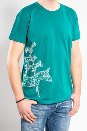 Das Model trägt ein türkises T-Shirt für Herren mit der Silhouette der Bremer Stadtmusikanten darauf.