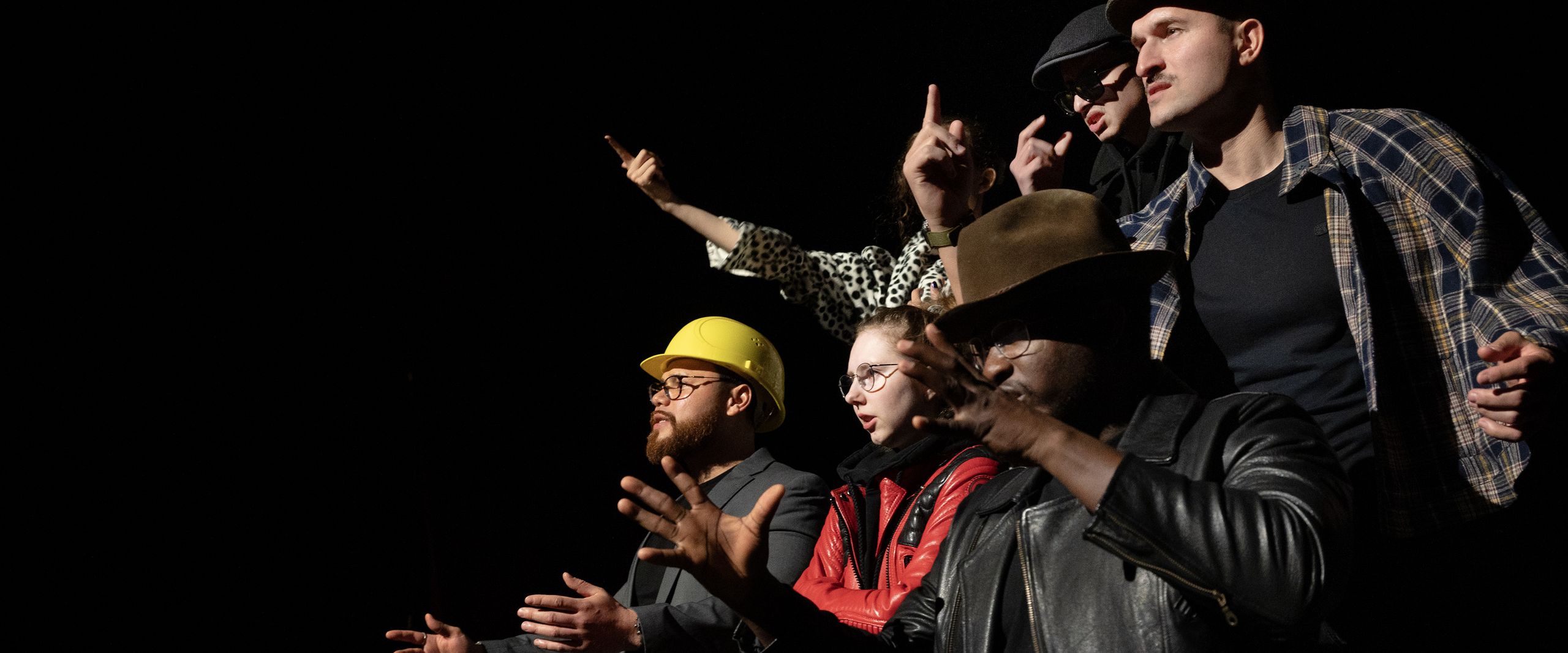 Everyone_must_play_a_part_Juni_25_Foto_Mariann_Menke_562b.jpg Männer und Frauen auf der Bühne