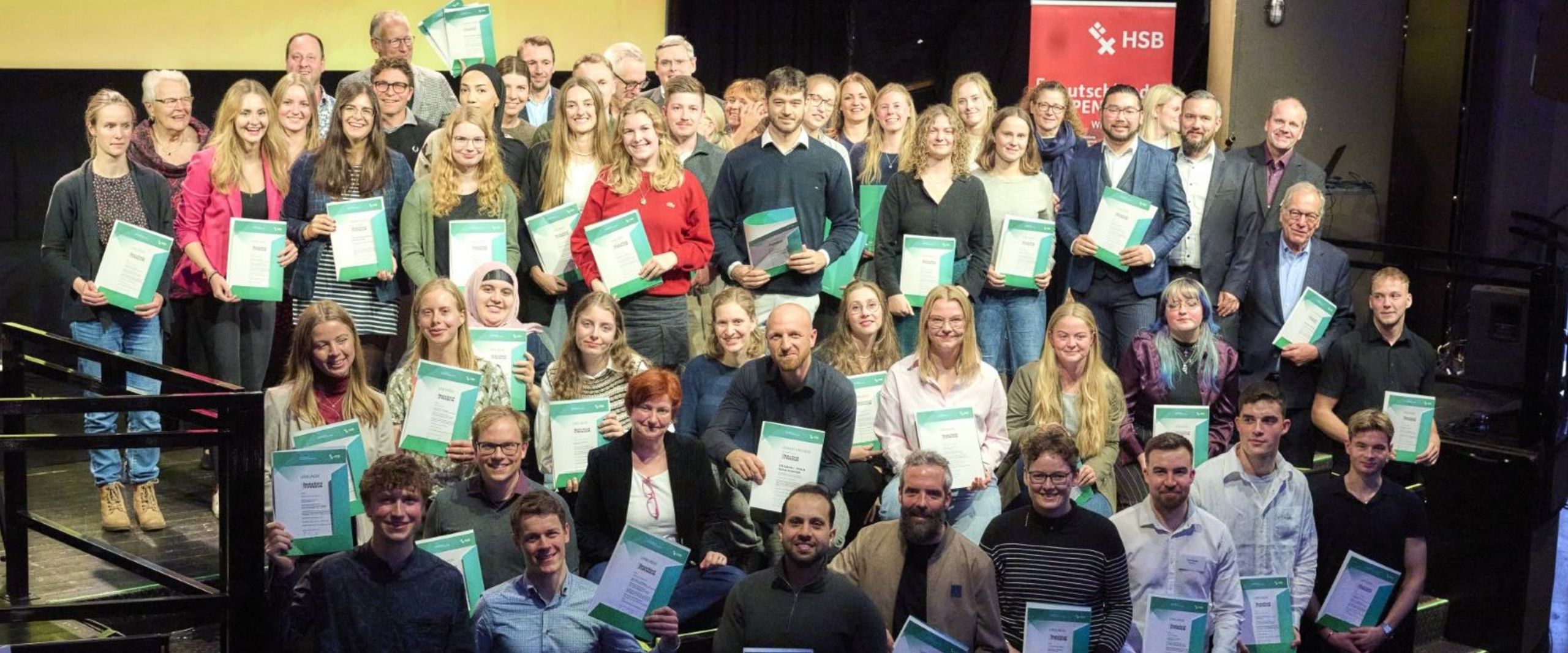 Gruppenbild mit Männern und Frauen