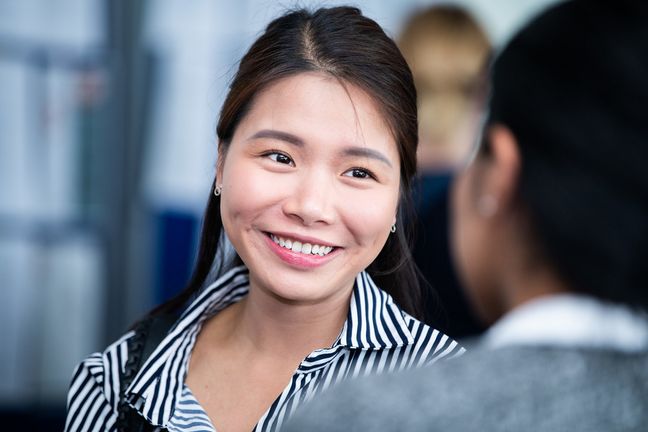 RS7989_Speed Dating Personen im Gespräch