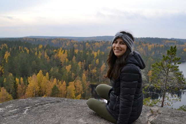 Gülcin K. Auslandssemester Studierende vor Waldlandschaft