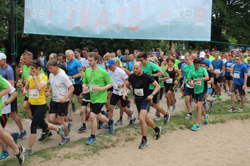 Die Gruppe von L&auml;ufern rennt die Strecke entlang.