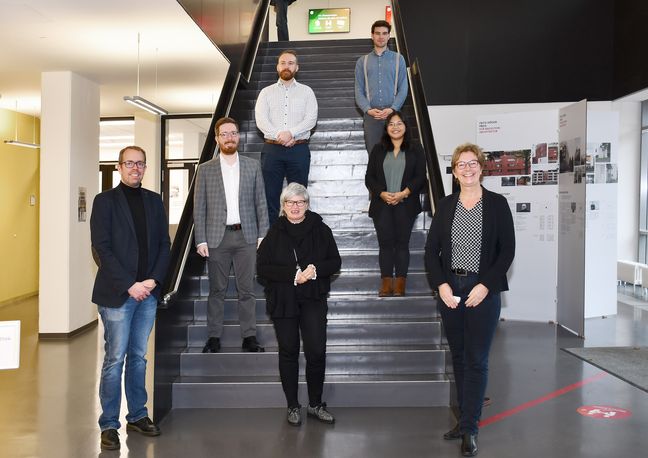 20 Jahre PeterWefing und KarlEngelandPreis2 Rektorin mit Studierenden vor Treppe