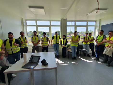 In zwei Gruppen besichtigten die Studierenden die Bauma&szlig;nahmen rund um das elektronische Stellwerk (ESTW). Foto der Gruppe im Baub&uuml;ro: HSB / S. Uhrhan