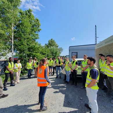Lea Stühring, Projektleiterin DB Netz aus Hannover, führt die Gruppe durch die Anlage. Foto: HSB / S. Uhrhan