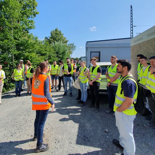 Lea St&uuml;hring, Projektleiterin DB Netz aus Hannover, f&uuml;hrt die Gruppe durch die Anlage. Foto: HSB / S. Uhrhan