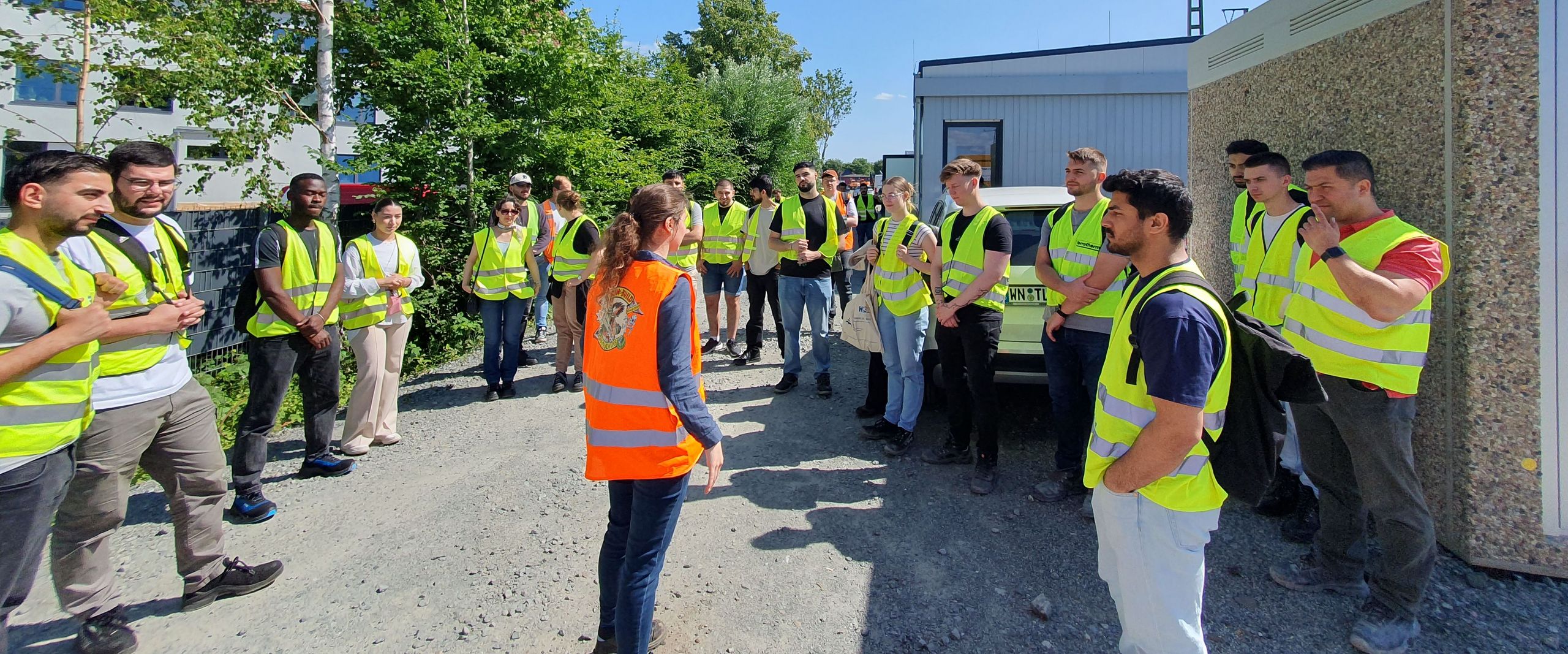 Lea Stühring, Projektleiterin DB Netz aus Hannover, führt die Gruppe durch die Anlage. Foto: HSB / S. Uhrhan