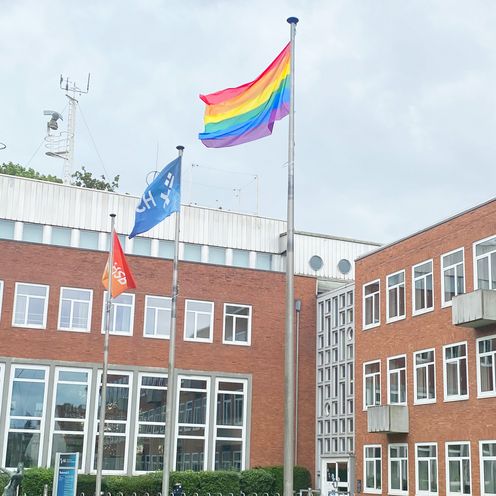 Eine Pride Flagge weht vor dem HSB-Geb&auml;ude an der Werderstra&szlig;e 