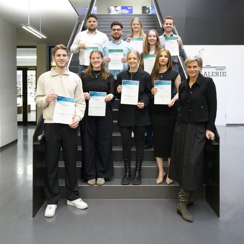 Gruppenbild mit Männern und Frauen