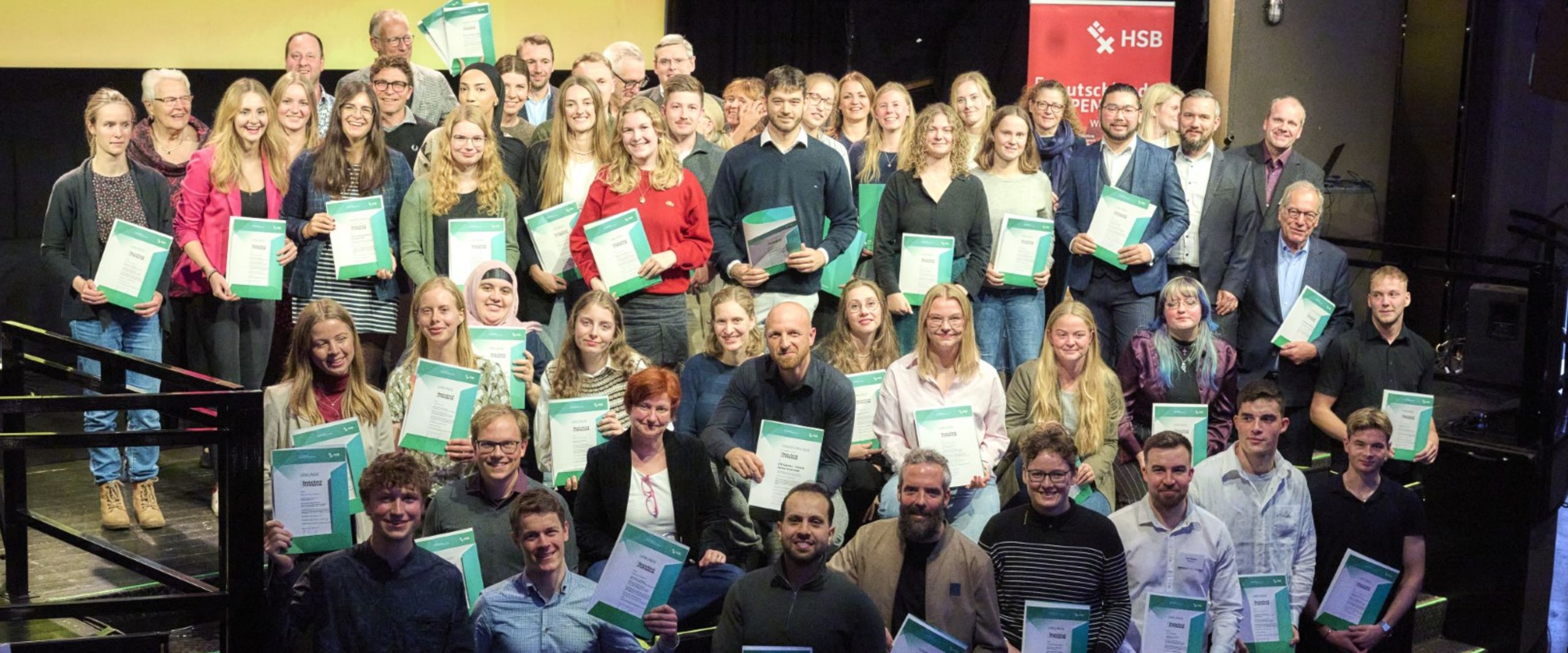 Gruppenbild mit M&auml;nnern und Frauen