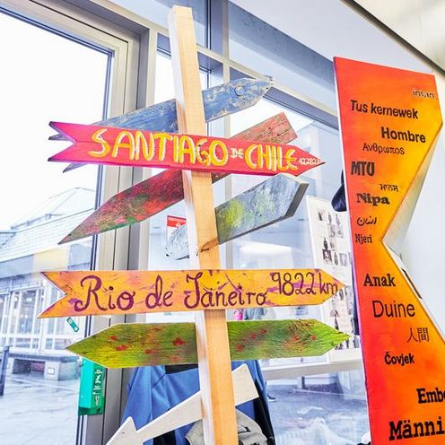 Wegweiser und Flaggen im Flur des AB-Geb&auml;udes auf dem International Day 2019