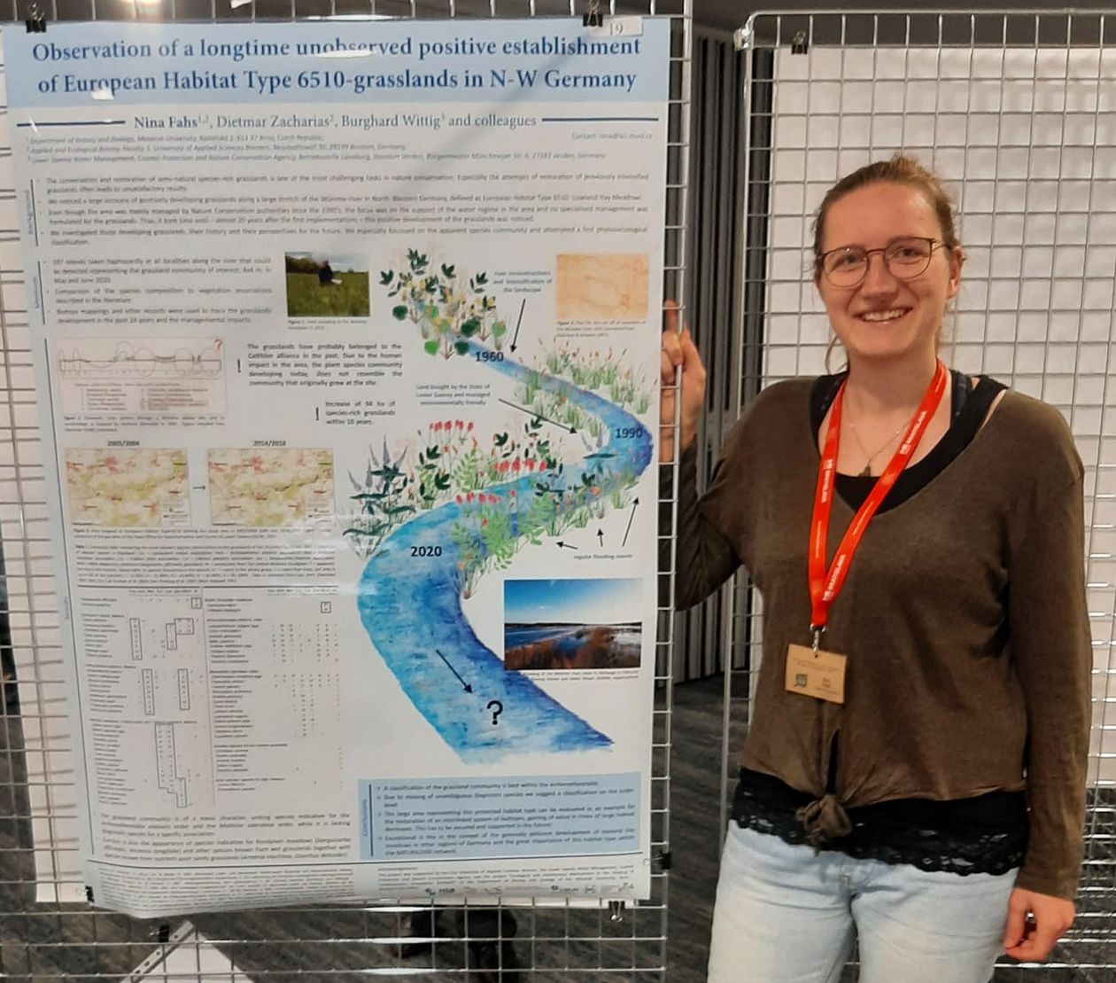 Masterabsolventin neben ihrem wissenschaftlichen Poster auf der Tagung des "European Vegetation Survey" in Bratislava