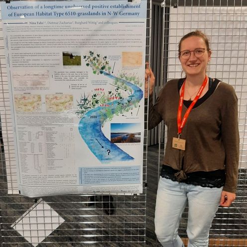 Masterabsolventin neben ihrem wissenschaftlichen Poster auf der Tagung des "European Vegetation Survey" in Bratislava