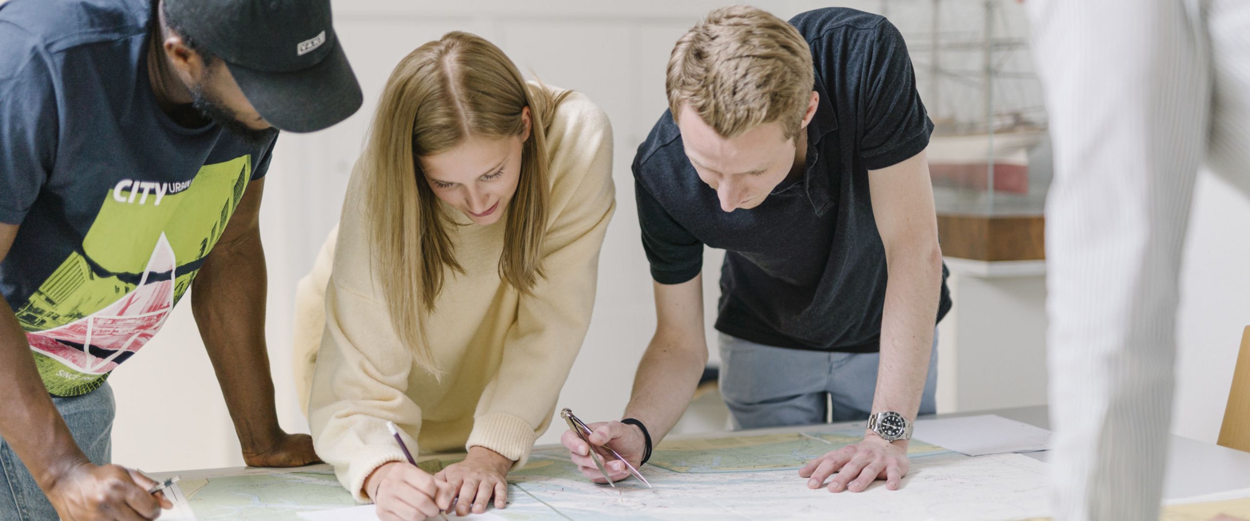 Nautik Nautikstudierende arbeiten mit Seekarten.
