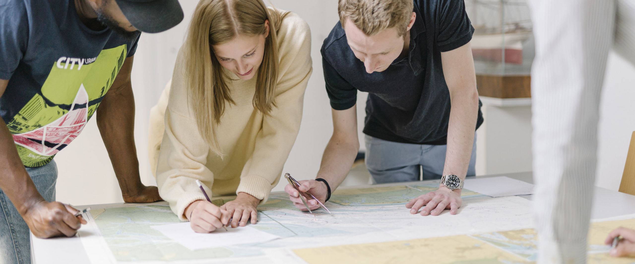 Nautik Nautikstudierende arbeiten mit Seekarten.