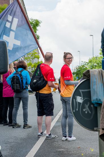 Zuschauer mit der HSB Flagge stehen mit dem R&uuml;cken zugewandt an der Laufstrecke.