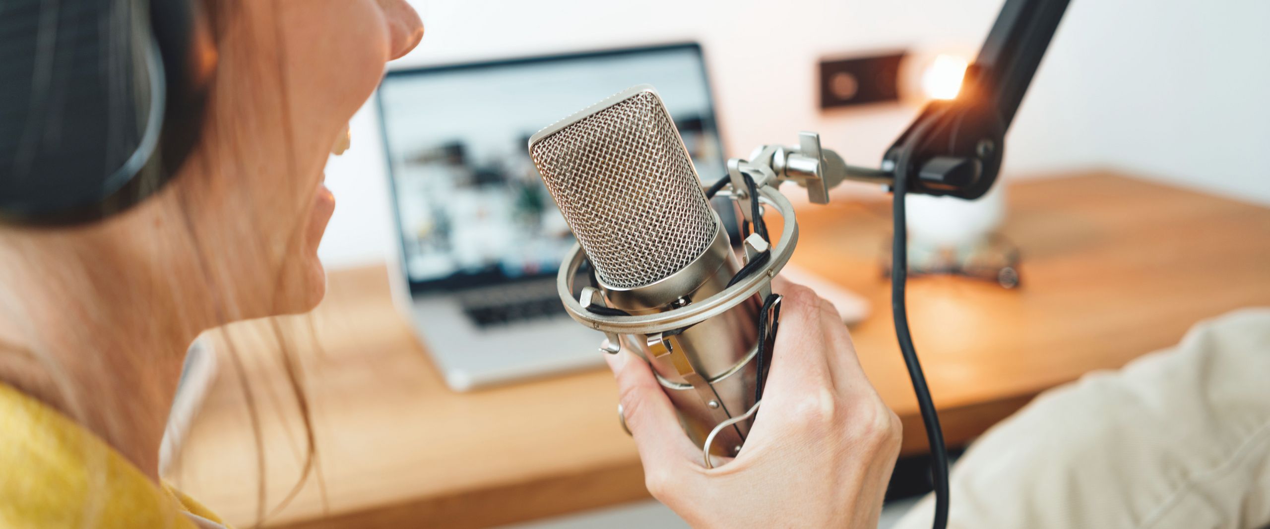 Podcast Aufnahme - Frau spricht ins Mikrofon