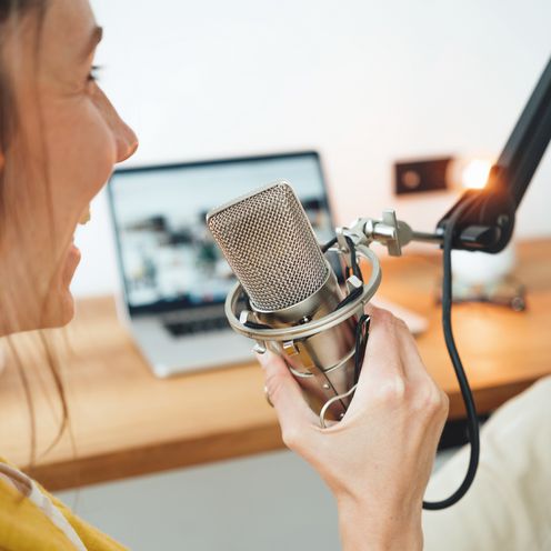 Podcast Aufnahme - Frau spricht ins Mikrofon