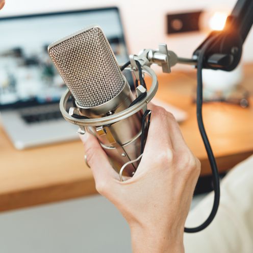 Podcast Aufnahme - Frau spricht ins Mikrofon