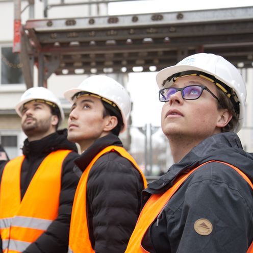 Studierende des Masterstudiengangs Bauingenieurwesen auf einer Baustelle