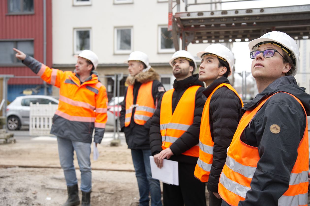 Studierende des Masterstudiengangs Bauingenieurwesen auf einer Baustelle