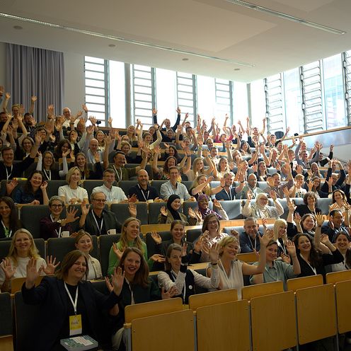 think17 Nachhaltigkeits-Event Das Bild zeigt einen Hörsaal mit vielen Studierenden und Lehrenden und Expert.innen zum Thema Nachhaltigkeit.