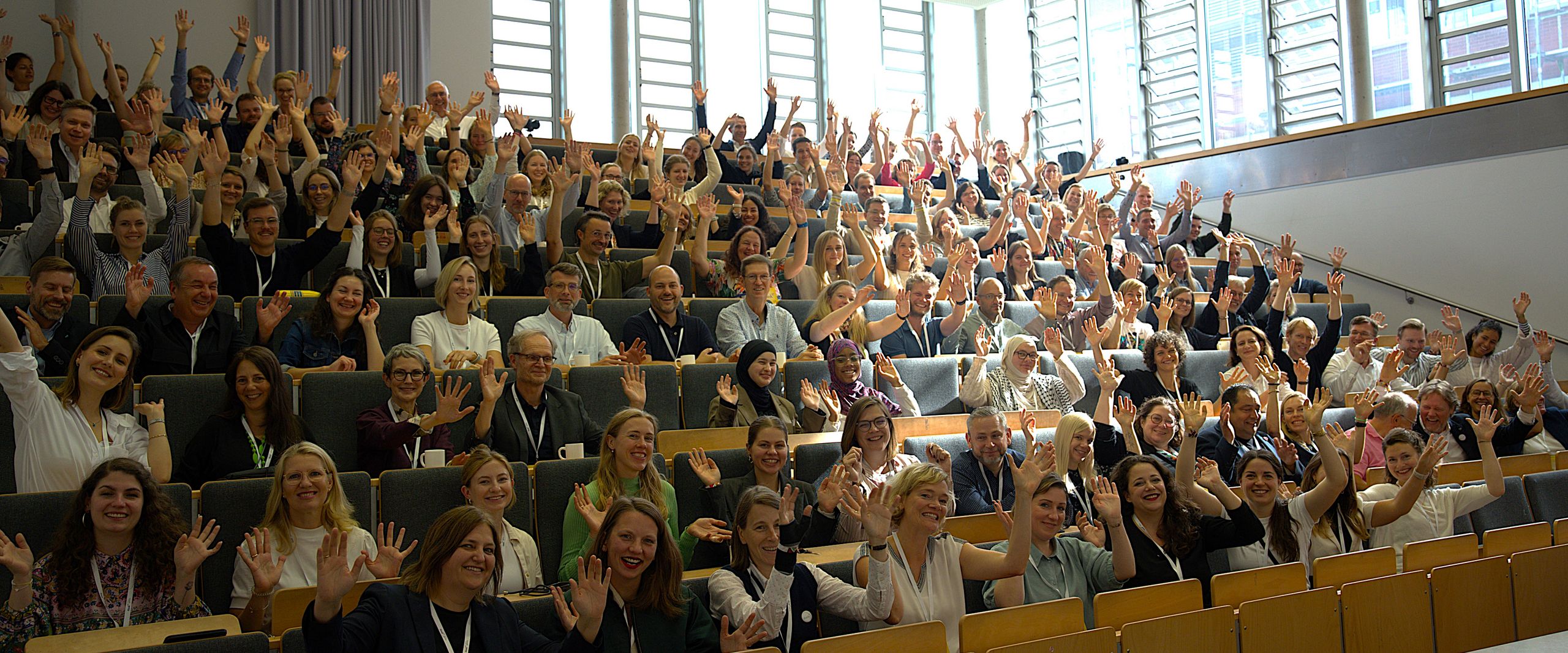 Das Bild zeigt einen Hörsaal mit vielen Studierenden und Lehrenden und Expert.innen zum Thema Nachhaltigkeit.