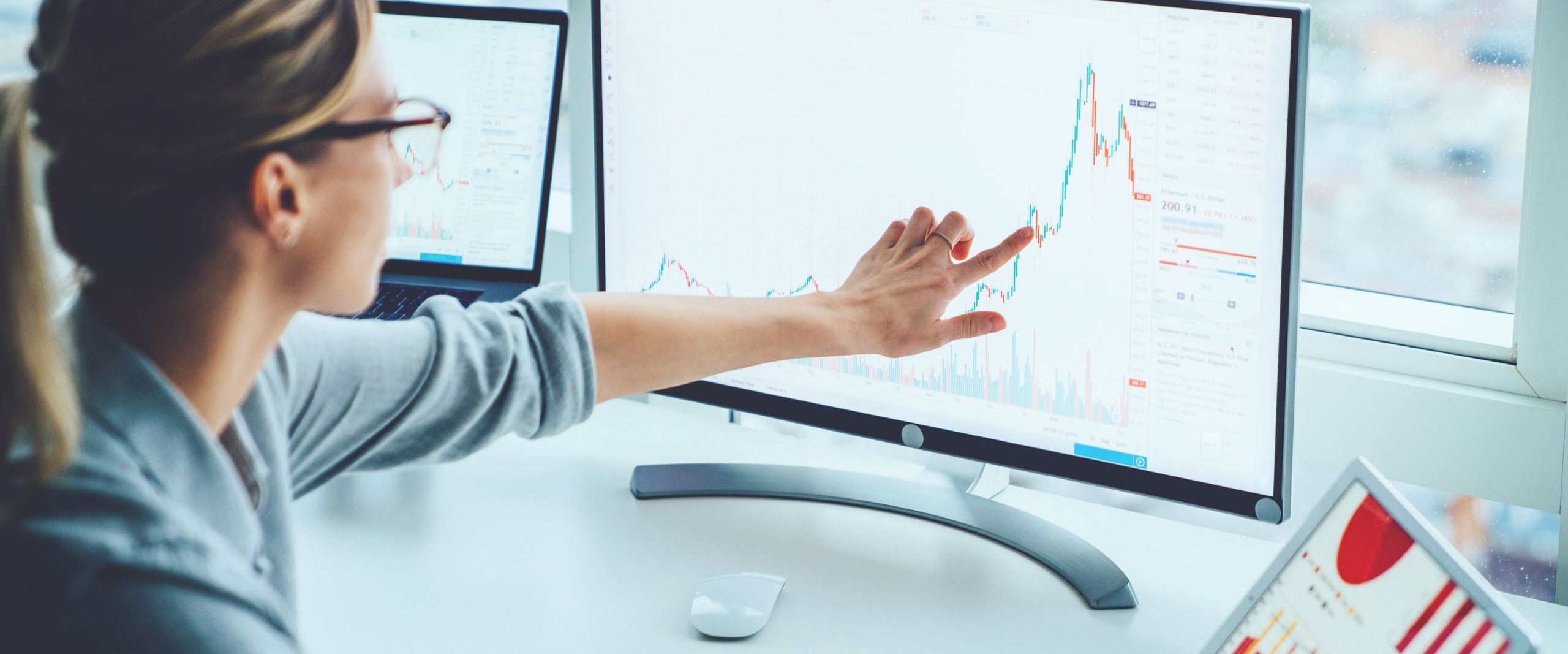 Di_Data_Engineering_Angewandte_Datenanalyse Frau vor einem Computerbildschirm zeigt auf Statistik