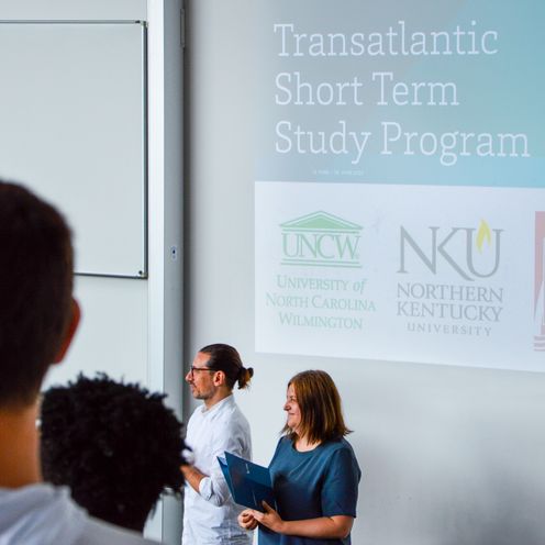 Prof. Dr. Lydia Scholz und Prof. Dr. Philip Maloney &uuml;berreichen Zertifikate an die Teilnehmenden des Short-Term Study Programs 2022 in einem H&ouml;rsaal.