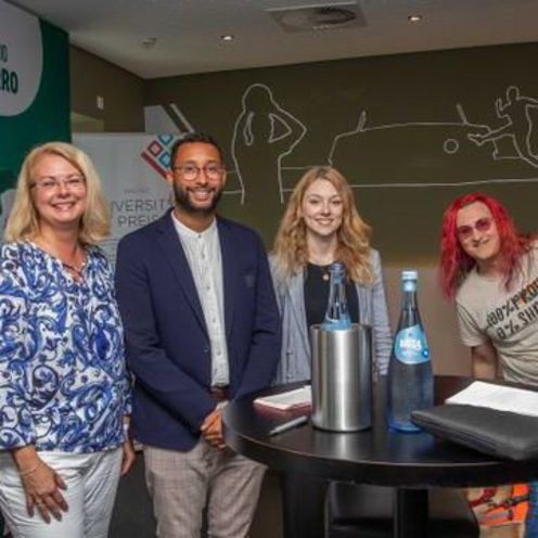 Gruppenbild mit M&auml;nnern und Frauen