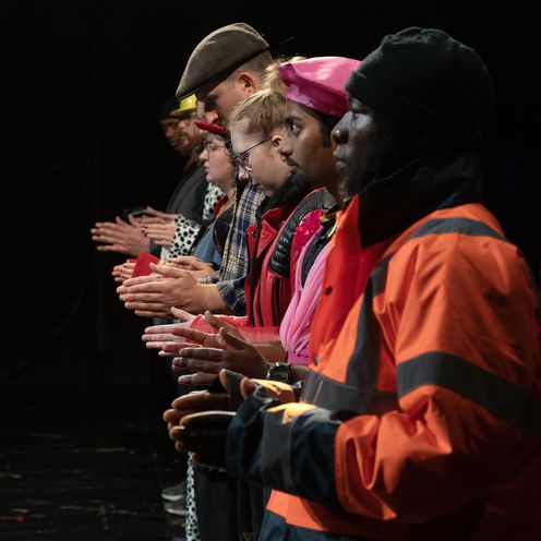 M&auml;nner und Frauen von der Seite. Man sieht ihre Gesichter und H&auml;nde