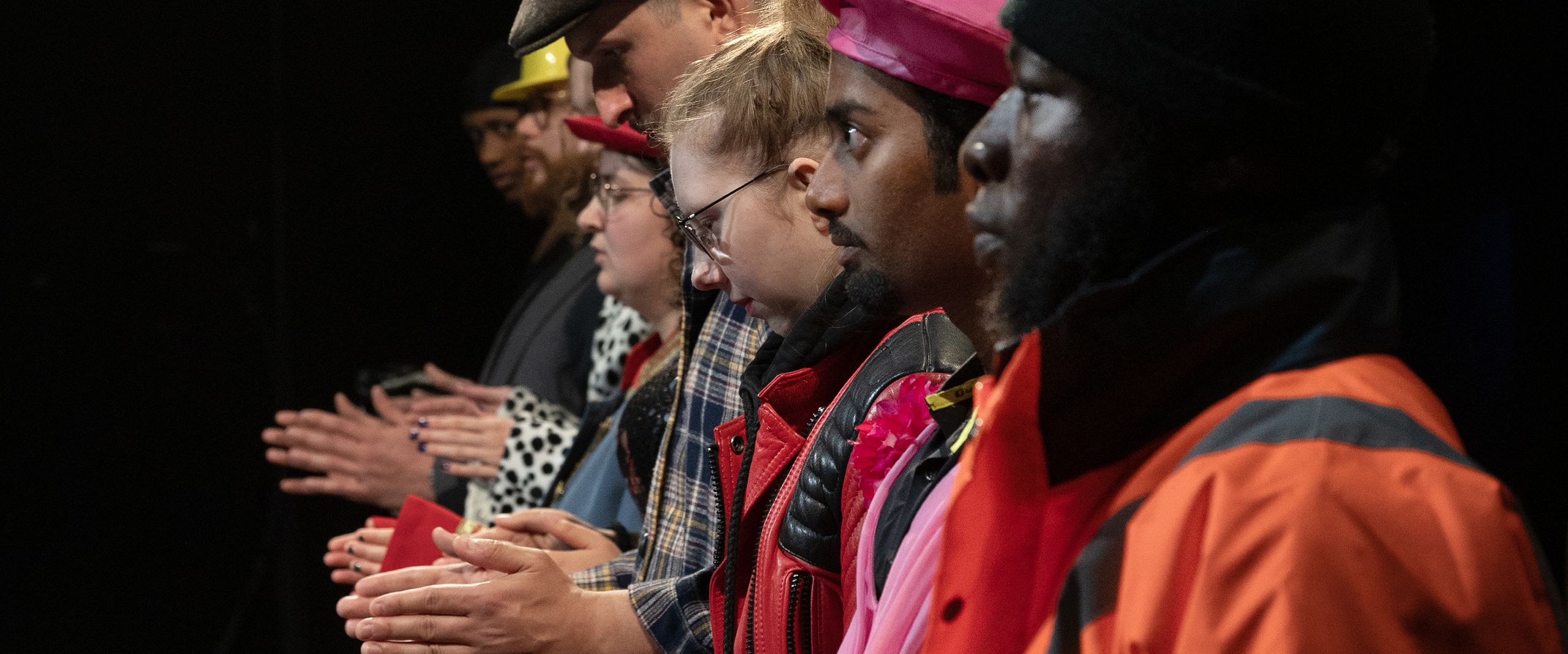 M&auml;nner und Frauen von der Seite. Man sieht ihre Gesichter und H&auml;nde