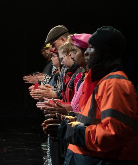M&auml;nner und Frauen von der Seite. Man sieht ihre Gesichter und H&auml;nde