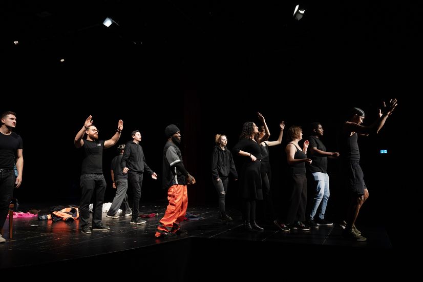 M&auml;nner und Frauen im Schauspiel auf einer B&uuml;hne