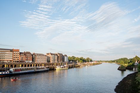 Blick auf das Weserufer mit dem Theaterschiff und der MS Treue Blick auf das Weserufer mit zwei anliegenden Schiffen: das Theaterschiff und die MS Treue